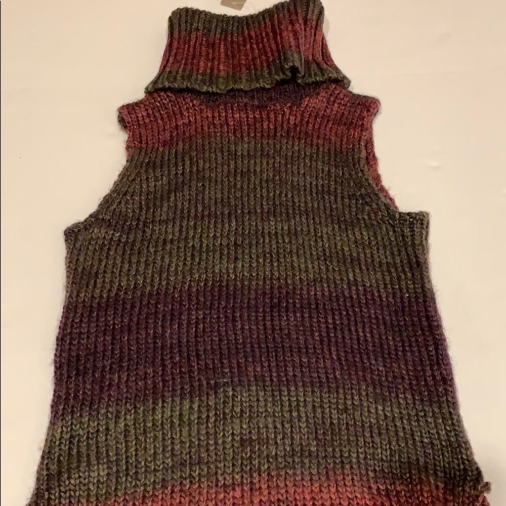 Turtleneck sleeveless sweater, winter colors